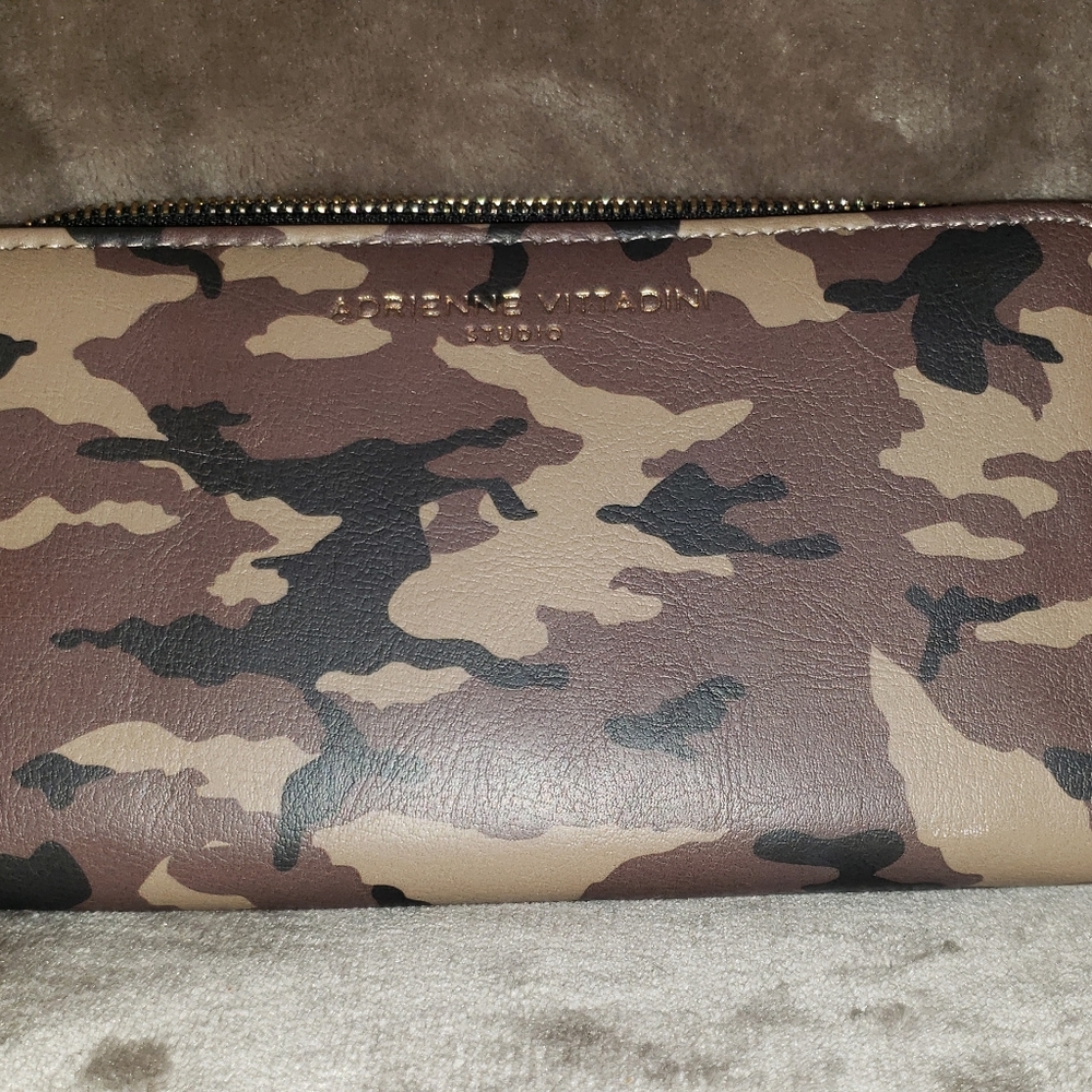 Adrienne Vittadini clutch purse/wallet